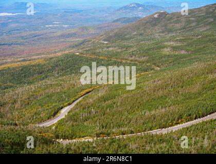 Une route sinueuse se courbe le long des pentes de Whiteface Mountain, ornée des couleurs vibrantes du feuillage d'automne dans la région d'Adirondack à New York Banque D'Images