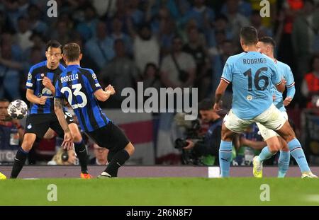 Rodri (à droite) de Manchester City marque le premier but de son équipe lors du match final de la Ligue des champions de l'UEFA au stade olympique Ataturk, à Istanbul. Date de la photo: Samedi 10 juin 2023. Banque D'Images