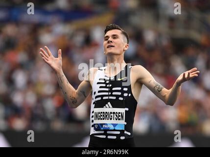 Jakob Ingebrigtsen (NOR) célèbre après avoir remporté les deux miles dans un meilleur 7:54,10 au monde lors du Meeting de Paris au stade Charlety, vendredi 9 juin 2023, à Paris. (Jiro Mochizuki/image du sport Banque D'Images