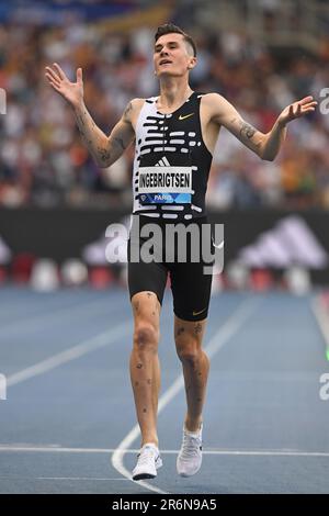 Jakob Ingebrigtsen (NOR) célèbre après avoir remporté les deux miles dans un meilleur 7:54,10 au monde lors du Meeting de Paris au stade Charlety, vendredi 9 juin 2023, à Paris. (Jiro Mochizuki/image du sport Banque D'Images