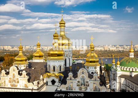 Magnifiques dômes jaunes et dorés de l'église orthodoxe sur fond de ciel bleu et de ville. Dômes de l'Assomption Cathédrale du K Banque D'Images