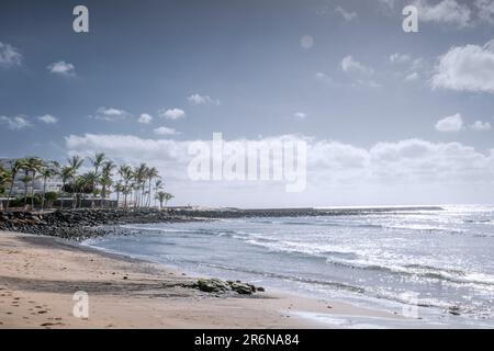 Plage ensoleillée à Costa Teguise, Lanzarote, îles Canaries Banque D'Images