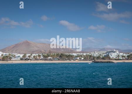 Vue sur la ville de Costa Teguise depuis l'eau, Lanzarote, îles Canaries Banque D'Images