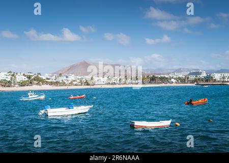 Bateaux de pêche dans la mer turquoise près de Costa Teguise, Lanzarote, îles Canaries Banque D'Images