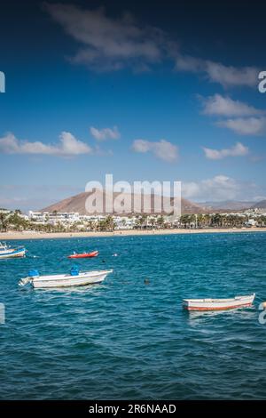 Bateaux de pêche dans la mer turquoise près de Costa Teguise, Lanzarote, îles Canaries Banque D'Images