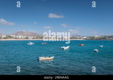 Bateaux à poissons dans la baie de l'océan près de Costa Teguise, Lanzarote, îles Canaries Banque D'Images