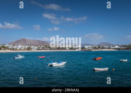 Bateaux de pêche dans la mer turquoise près de Costa Teguise, Lanzarote, îles Canaries Banque D'Images