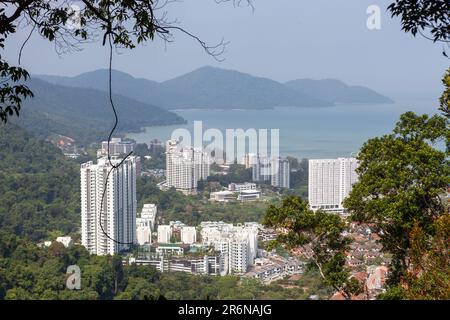 Batu Ferringhi. Vue sur la ville depuis Freedom Hill. Côte de l'île de Penang, collines et forêt tropicale. Malaisie. Banque D'Images