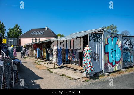 Les étals en fonte ondulée des vendeurs de vêtements de Baltimore Jaama tournent dans le quartier de Telliskivi à Tallinn, Estonie Banque D'Images