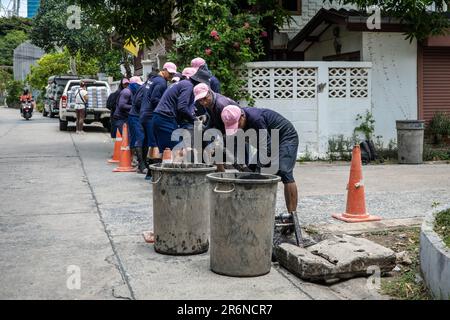 Une équipe de prisonniers thaïlandais a vu tirer une corde d'un égout public pour ramasser les déchets tout le long du drain dans une rue adjacente de Lat Phrao Road à Bangkok. La réduction des peines par le travail est l'une des politiques de la collaboration entre l'Administration métropolitaine de Bangkok et le Service correctionnel qui vise à réduire le surpeuplement des prisons dans tout le pays, permettant également aux détenus de gagner un revenu avant d'être libérés et d'aider à en faire les conséquences D'inondations récurrentes dans la capitale thaïlandaise à la saison de la mousson. Banque D'Images