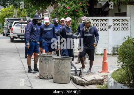 Une équipe de prisonniers thaïlandais a vu tomber une corde à l'intérieur d'un égout public avec un seau pour ramasser les déchets tout le long du drain, dans une rue adjacente de Lat Phrao Road à Bangkok. La réduction des peines par le travail est l'une des politiques de la collaboration entre l'Administration métropolitaine de Bangkok et le Service correctionnel qui vise à réduire le surpeuplement des prisons dans tout le pays, permettant également aux détenus de gagner un revenu avant d'être libérés et d'aider à en faire les conséquences D'inondations récurrentes dans la capitale thaïlandaise à la saison de la mousson. (Photo de Nathalie Jamois/S. Banque D'Images