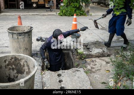 7 juin 2023, Bangkok, Thaïlande: Des prisonniers thaïlandais ont vu décolmater les égouts dans une rue adjacente de la route de Lad Prao à Bangkok. La réduction des peines par le travail est l'une des politiques de la collaboration entre l'Administration métropolitaine de Bangkok et le Service correctionnel qui vise à réduire le surpeuplement des prisons dans tout le pays, permettant également aux détenus de gagner un revenu avant d'être libérés et d'aider à en faire les conséquences D'inondations récurrentes dans la capitale thaïlandaise à la saison de la mousson. (Credit image: © Nathalie Jamois/SOPA Images via ZUMA Press Wire) ÉDITORIAL USAG Banque D'Images