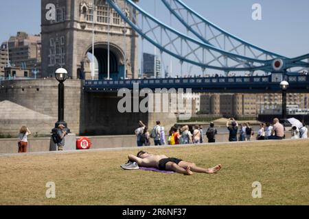 Londres, Royaume-Uni. 10th juin 2023. Les gens sont vus bronzer dans la région de Tower Bridge pendant la vague de chaleur. La température monte aujourd'hui à Londres jusqu'à 30 degrés. Il s'agit de la première vague de chaleur de l'année et les prévisionnistes avertissent qu'un temps plus extrême se produit à cause de l'effet El Nino. (Photo de Hesther ng/SOPA Images/Sipa USA) crédit: SIPA USA/Alay Live News Banque D'Images