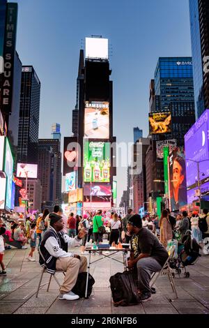 Un jeu d'échecs tranquille dans Times Square tandis que le monde bourdonne autour d'eux Banque D'Images