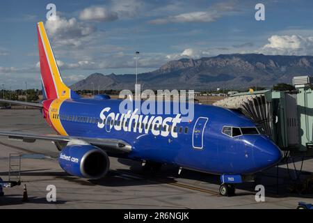 Un Boeing 737-700 stationné au Concourse A à Albuquerque International Sunport avec Sandia Mountain au loin à Albuquerque, Nouveau-Mexique. Banque D'Images