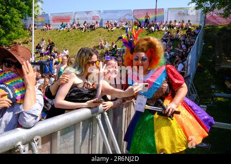 Canterbury, Royaume-Uni. 10th juin 2023. Un artiste de drag pose pour un selfie avec quelques membres de l'auience crédit: graham mitchell/Alay Live News Banque D'Images