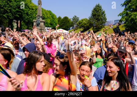 Canterbury, Royaume-Uni. 10th juin 2023. La foule à Canterbury Pride danse malgré la chaleur extrême crédit: graham mitchell/Alay Live News Banque D'Images