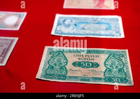 Vue rapprochée des anciens billets indonésiens. Vieux rupias de la monnaie, concept de l'argent. Mise au point sélectionnée. Banque D'Images