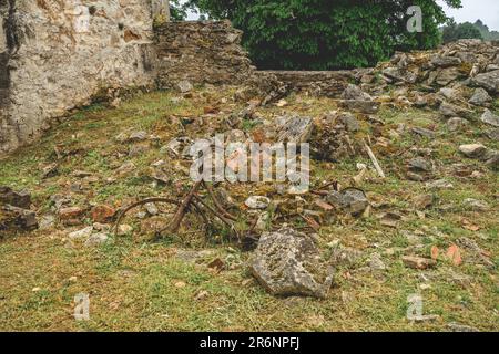 Les vieilles ruynes de la commune d'Oradour-sur-Glane en France. Banque D'Images