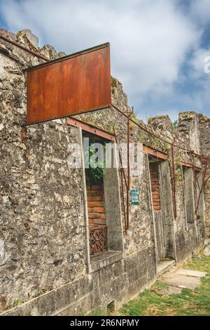 Les vieilles ruynes de la commune d'Oradour-sur-Glane en France. Banque D'Images