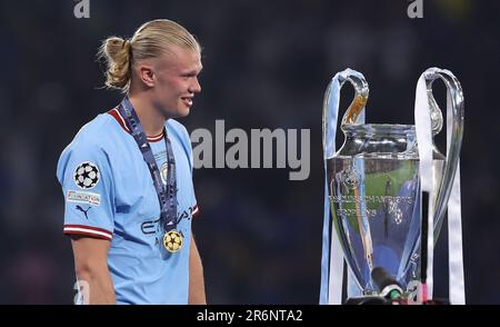 Istanbul, Turquie. 10th juin 2023. Erling Haaland, de Manchester City, regarde le trophée après que son équipe ait remporté le match final de la Ligue des champions de l'UEFA au stade olympique Ataturk, à Istanbul. Crédit photo à lire: Paul Terry/Sportimage crédit: Sportimage Ltd/Alay Live News Banque D'Images