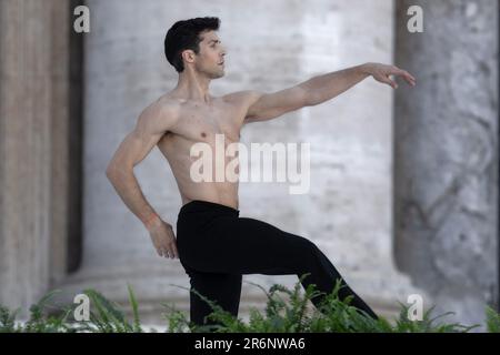 Vatican, Vatican, le 10 juin 2023. Le danseur Roberto Bolle se produit lors de la rencontre sur la Fraternité humaine. Des artistes et 30 prix nobel assistent à St. La place Pierre, la « #Notalone – rencontre mondiale sur la Fraternité humaine » dans laquelle le pape François devait présider avant d'être hospitalisé sur 7 juin pour subir une chirurgie abdominale. Maria Grazia Picciarella/Alamy Live New Banque D'Images