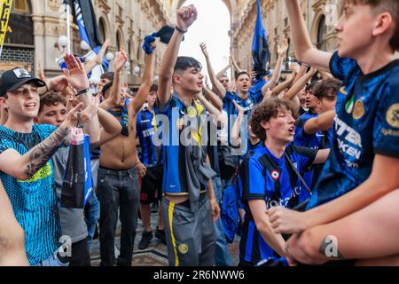 Milan, Italie - 10 juin 2023: Fans en soutien de F.C. Chant et danse internationaux dans le centre de la galerie Vittorio Emanuele et Duomo Banque D'Images