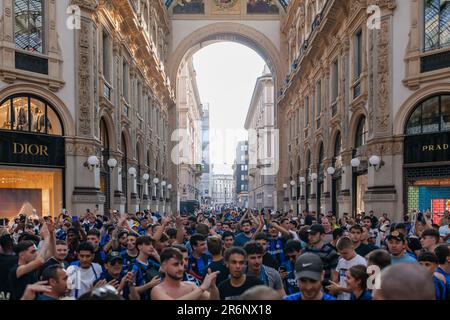 Milan, Italie - 10 juin 2023: Fans en soutien de F.C. Chant et danse internationaux dans le centre de la galerie Vittorio Emanuele et Duomo Banque D'Images