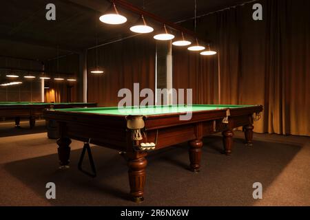 Table de billard élégante avec boules blanches dans la poche intérieure Banque D'Images