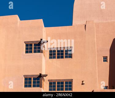 Une composition minimaliste d'un bâtiment moderne de style adobe à Santa Fe, Nouveau-Mexique, Etats-Unis. Banque D'Images