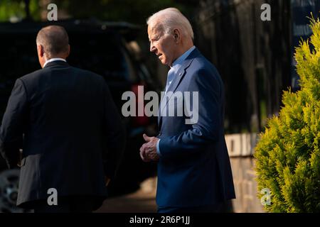 Washington, DC, États-Unis. 10th juin 2023. Le président des États-Unis Joe Biden quitte l'église catholique de la Sainte Trinité dans le quartier de Georgetown après avoir assisté à la messe à Washington, DC, États-Unis, samedi, 10 juin, 2023. Credit: Nathan Howard/Pool via CNP/dpa/Alay Live News Banque D'Images