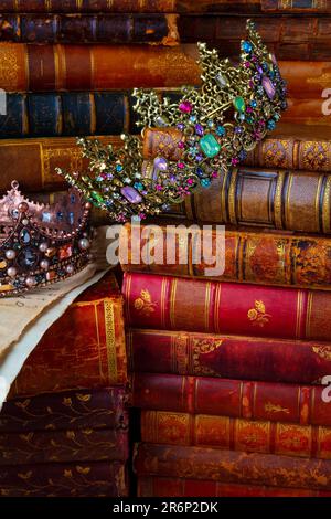 Deux couronnes sur Old Books STILL Life Banque D'Images