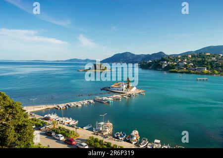 Monastère orthodoxe vlachernes et Pontikonisi Island près de Kanoni, Corfou, Grèce Banque D'Images