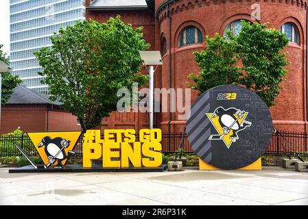 Pittsburgh, PA, Etats-Unis- 20 mai 2023: Exposition promotionnelle pour l'équipe de la LNH Pittsburgh Penguins en dehors de la Paints Arena à Pittsburgh. Banque D'Images