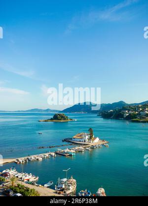 Monastère orthodoxe vlachernes et Pontikonisi Island près de Kanoni, Corfou, Grèce Banque D'Images