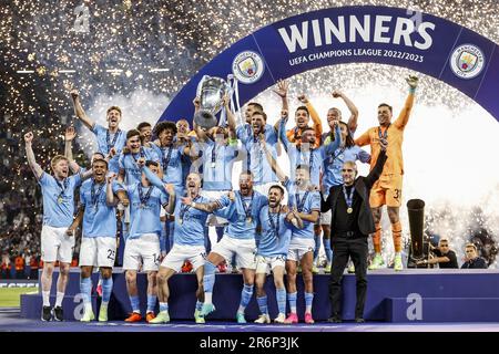 ISTANBUL - Ilkay Gundogan du Manchester City FC lève le trophée UEFA Champions League, coupe des clubs Champions Europeens, Kyle Walker du Manchester City FC, Ruben Dias du Manchester City FC, Kalvin Phillips du Manchester City FC, John Stones du Manchester City FC, Nathan ake du Manchester City FC, Ilkay Gundogan du Manchester City FC, Erling Haaland du Manchester City FC, Jack Grealish du Manchester City FC, Aymeric Laporte du Manchester City FC, Rod du Manchester City FC, Kevin de Bruyne du Manchester City FC, Stefan Ortega, gardien de but du Manchester City FC, Julian Alvarez de Manchester City FC Banque D'Images