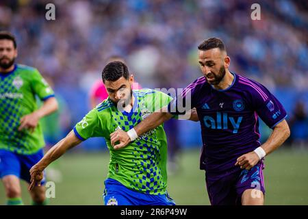 Charlotte, Caroline du Nord, États-Unis. 10th juin 2023. Alex Roldan, milieu de terrain des Seattle Sounders (16), et Justin Meram (22), le joueur du FC Charlotte, se battent pour le ballon lors de la première moitié du match de football de la Major League au stade Bank of America à Charlotte, en Caroline du Nord. (Scott KinserCal Sport Media). Crédit : csm/Alay Live News Banque D'Images