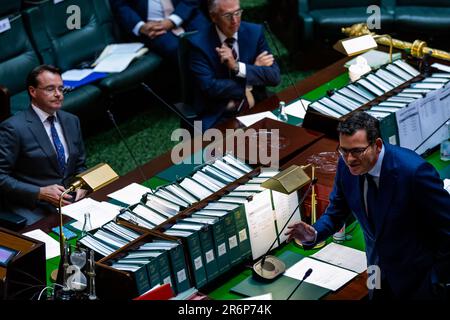 MELBOURNE, AUSTRALIE - 02 juin : le premier ministre Daniel Andrews et le chef de l'opposition Michael O'Brien échangent des barbes à l'heure des questions le 02 juin 2020 à Melbourne, en Australie. Après l'ajournement en raison de la COVID-19, le Parlement de Victoria est revenu aux séances d'aujourd'hui, mais avec les restrictions de la COVIDScoffre toujours en vigueur, ainsi qu'un nombre réduit de séances du député. Il a été annoncé le 20th mai que les deux maisons siégeront de 2 juin à 4 et de 16 à 18. Elle intervient dans un contexte de critiques virulentes adressées au gouvernement Andrews au sujet de l’accord conclu avec la Belt and Road Initiative de la Chine. Banque D'Images