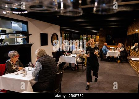 MELBOURNE, AUSTRALIE - 01 juin : un membre du personnel sert des clients pour la première fois en trois mois à l'hôtel Emerald du sud de Melbourne le 01 juin 2020 à Melbourne, Australie. Victoria est ouvert pour les affaires car les cafés, les bars et les restaurants ouvrent de nouveau leurs portes pour un maximum de 20 clients assis à partir d'aujourd'hui. Le premier ministre victorien Daniel Andrews, a annoncé le 16th mai que tous les cafés, restaurants et bars pourront rouvrir jusqu'à 20 clients par espace clos à partir du 1st juin, puis un assouplissement supplémentaire des restrictions à 50 clients le 22nd juin. C'est comme nous Banque D'Images