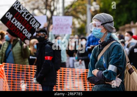 MELBOURNE, AUSTRALIE - 06 JUIN : une femme est vue porter un masque facial et des lunettes lors d'un rallye Black Lives Mater le 06 juin 2020 à Melbourne, en Australie. Cet événement a été organisé pour se rassembler contre les décès d'autochtones en détention en Australie, ainsi que dans le cadre de manifestations à travers les États-Unis à la suite du meurtre d'un homme noir non armé George Floyd aux mains d'un agent de police à Minneapolis, dans le Minnesota. Banque D'Images