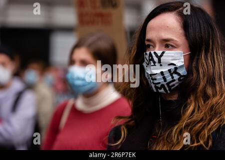 MELBOURNE, AUSTRALIE - 06 JUIN : une femme portant un masque avec dire son nom écrit sur ce masque se tient parmi d'autres manifestants lors d'un rassemblement Black Lives Mater le 06 juin 2020 à Melbourne, en Australie. Cet événement a été organisé pour se rassembler contre les décès d'autochtones en détention en Australie, ainsi que dans le cadre de manifestations à travers les États-Unis à la suite du meurtre d'un homme noir non armé George Floyd aux mains d'un agent de police à Minneapolis, dans le Minnesota. Banque D'Images