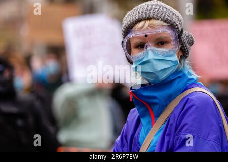 MELBOURNE, AUSTRALIE - 06 JUIN : une femme portant un masque et des lunettes est vue lors d'un rassemblement Black Lives Mater le 06 juin 2020 à Melbourne, en Australie. Cet événement a été organisé pour se rassembler contre les décès d'autochtones en détention en Australie, ainsi que dans le cadre de manifestations à travers les États-Unis à la suite du meurtre d'un homme noir non armé George Floyd aux mains d'un agent de police à Minneapolis, dans le Minnesota. Banque D'Images