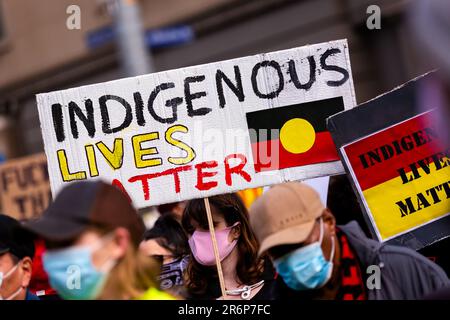 MELBOURNE, AUSTRALIE - 06 JUIN : une femme portant un masque facial est vue en tenant une étiquette de la matière de la vie indigène lors d'un rassemblement de Black Lives Mater le 06 juin 2020 à Melbourne, en Australie. Cet événement a été organisé pour se rassembler contre les décès d'autochtones en détention en Australie, ainsi que dans le cadre de manifestations à travers les États-Unis à la suite du meurtre d'un homme noir non armé George Floyd aux mains d'un agent de police à Minneapolis, dans le Minnesota. Banque D'Images