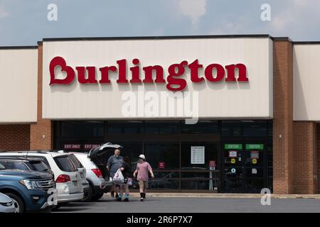 Muncy, États-Unis. 10th juin 2023. Les acheteurs sont vus à l'extérieur du magasin de Burlington près de Muncy, Pennsylvanie, sur 10 juin 2023. (Photo de Paul Weaver/Sipa USA) crédit: SIPA USA/Alay Live News Banque D'Images