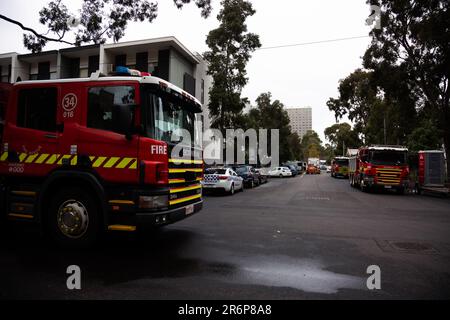 MELBOURNE, AUSTRALIE - JUILLET 7 : Les rues sont remplies de véhicules de service d'urgence à l'entrée principale du complexe immobilier de Sutton Street, au cours de la troisième journée complète du confinement total de 9 tours de haute élévation de la commission d'habitation dans le nord de Melbourne et Flemington, pendant la COVID 19, le 7 juillet 2020 à Melbourne, en Australie. Après avoir enregistré 191 cas d'horreur COVID-19, obligeant le premier ministre Daniel Andrews à annoncer aujourd'hui que toute la métropole de Melbourne ainsi qu'un centre régional, Mitchell Shire repassera à l'étape trois lockdowns à partir de minuit mercredi 8 juin. Le Premier a ajouté Banque D'Images