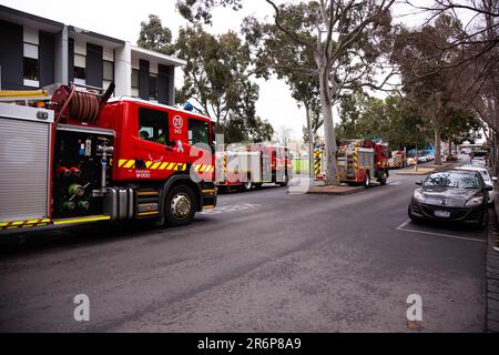 MELBOURNE, AUSTRALIE - JUILLET 7 : Les rues sont remplies de véhicules de service d'urgence à l'entrée principale du complexe immobilier de Sutton Street, au cours de la troisième journée complète du confinement total de 9 tours de haute élévation de la commission d'habitation dans le nord de Melbourne et Flemington, pendant la COVID 19, le 7 juillet 2020 à Melbourne, en Australie. Après avoir enregistré 191 cas d'horreur COVID-19, obligeant le premier ministre Daniel Andrews à annoncer aujourd'hui que toute la métropole de Melbourne ainsi qu'un centre régional, Mitchell Shire repassera à l'étape trois lockdowns à partir de minuit mercredi 8 juin. Le Premier a ajouté Banque D'Images