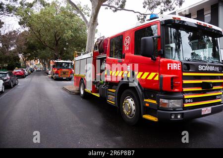 MELBOURNE, AUSTRALIE - JUILLET 7 : Les rues sont remplies de véhicules de service d'urgence à l'entrée principale du complexe immobilier de Sutton Street, au cours de la troisième journée complète du confinement total de 9 tours de haute élévation de la commission d'habitation dans le nord de Melbourne et Flemington, pendant la COVID 19, le 7 juillet 2020 à Melbourne, en Australie. Après avoir enregistré 191 cas d'horreur COVID-19, obligeant le premier ministre Daniel Andrews à annoncer aujourd'hui que toute la métropole de Melbourne ainsi qu'un centre régional, Mitchell Shire repassera à l'étape trois lockdowns à partir de minuit mercredi 8 juin. Le Premier a ajouté Banque D'Images