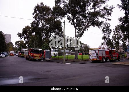 MELBOURNE, AUSTRALIE - JUILLET 7 : Les rues sont remplies de véhicules de service d'urgence à l'entrée principale du complexe immobilier de Sutton Street, au cours de la troisième journée complète du confinement total de 9 tours de haute élévation de la commission d'habitation dans le nord de Melbourne et Flemington, pendant la COVID 19, le 7 juillet 2020 à Melbourne, en Australie. Après avoir enregistré 191 cas d'horreur COVID-19, obligeant le premier ministre Daniel Andrews à annoncer aujourd'hui que toute la métropole de Melbourne ainsi qu'un centre régional, Mitchell Shire repassera à l'étape trois lockdowns à partir de minuit mercredi 8 juin. Le Premier a ajouté Banque D'Images