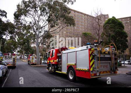 MELBOURNE, AUSTRALIE - JUILLET 7 : Les rues sont remplies de véhicules de service d'urgence à l'entrée principale du complexe immobilier de Sutton Street, au cours de la troisième journée complète du confinement total de 9 tours de haute élévation de la commission d'habitation dans le nord de Melbourne et Flemington, pendant la COVID 19, le 7 juillet 2020 à Melbourne, en Australie. Après avoir enregistré 191 cas d'horreur COVID-19, obligeant le premier ministre Daniel Andrews à annoncer aujourd'hui que toute la métropole de Melbourne ainsi qu'un centre régional, Mitchell Shire repassera à l'étape trois lockdowns à partir de minuit mercredi 8 juin. Le Premier a ajouté Banque D'Images