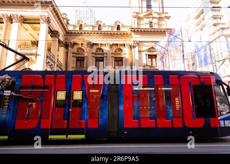 MELBOURNE, AUSTRALIE - 29 JUILLET : un tramway avec « Billy Elliot » en grandes lettres passe devant l'hôtel de ville de Melbourne pendant la COVID 19 le 29 juillet 2020 à Melbourne, en Australie. À mesure que de nombreux nouveaux cas de coronavirus sont découverts, le Metropolitan Melbourne et le Mitchell Shire restent soumis aux restrictions de l'étape 3, les masques obligatoires étant rendus obligatoires le 23 juillet. 295 nouveaux cas ont été trouvés du jour au lendemain, ce qui porte le nombre total de cas actifs des états à 4 775. Banque D'Images